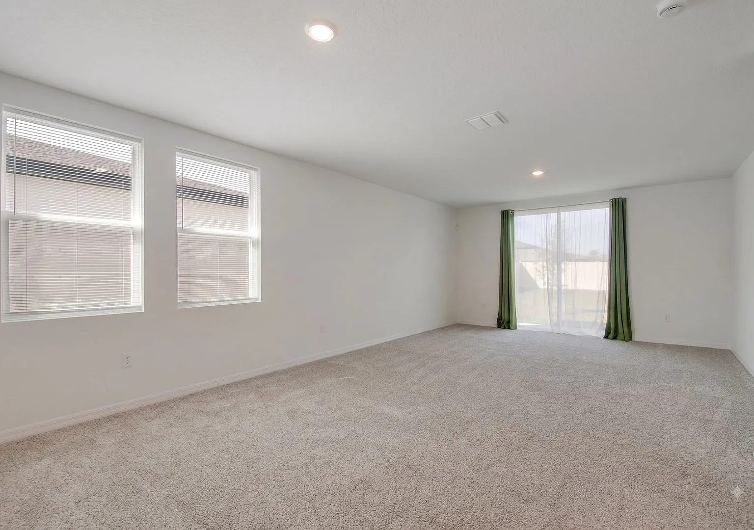 Modern 4/2 House in Lake Deer Estates Available Now! — Photo 3