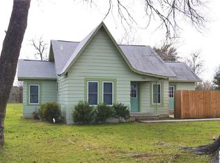 555 W Austin St, Luling, TX 78648