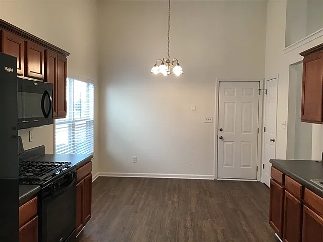 3 bed, 2.0 bath, 1646 sqft, $2,250 — Photo 3
