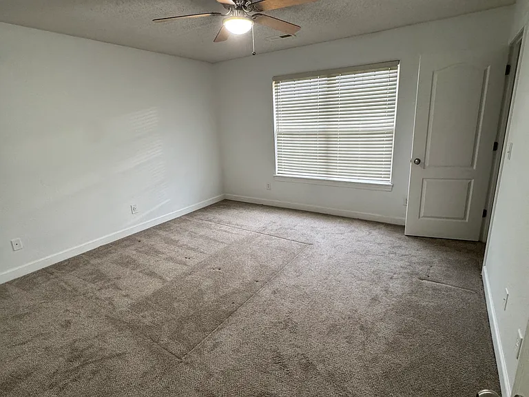 820 SW Peach Tree Ln — Photo 18