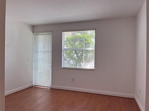 5th image of 423 SW 13th Ter #423