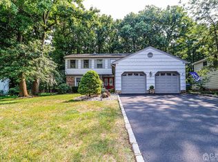 5 Aspen Cir, Edison, NJ 08820