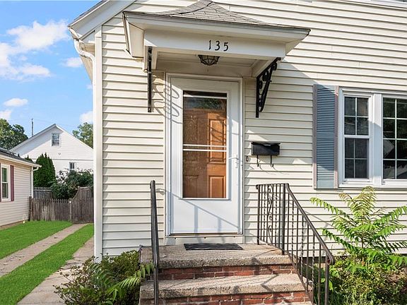 5th image of 135 Sandringham Ave