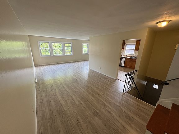 3rd image of 5775 Cloverdale Blvd Floor 2