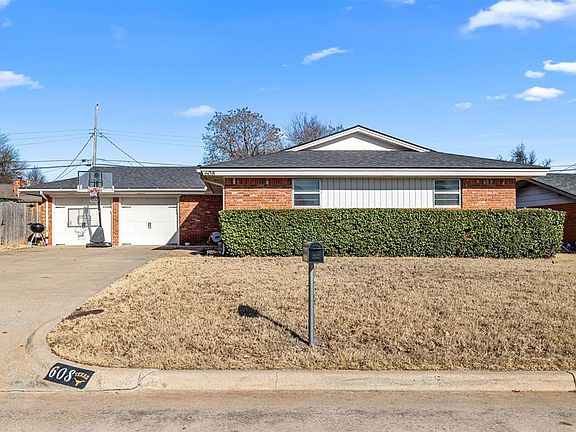 4th image of 608 SW 23rd St