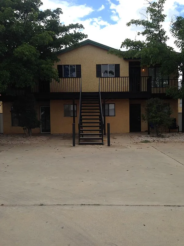 2 bed, 1.0 bath, 832 sqft, $1,050 — Photo 1
