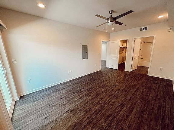 4th image of 6332 Woodman Ave #4