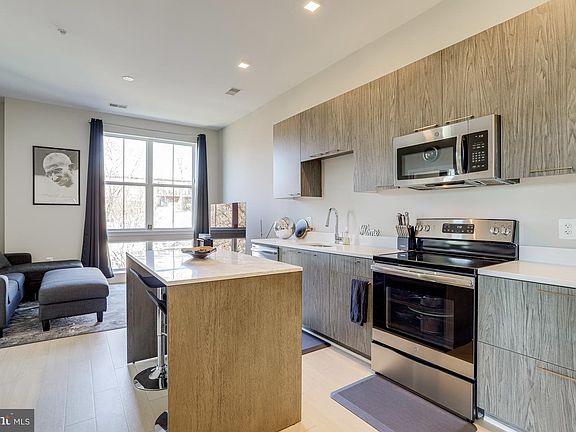 2nd image of 989 S Buchanan St Unit 402