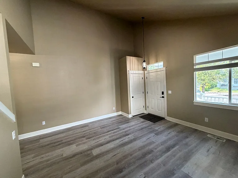 19405 SE 33rd St — Photo 2