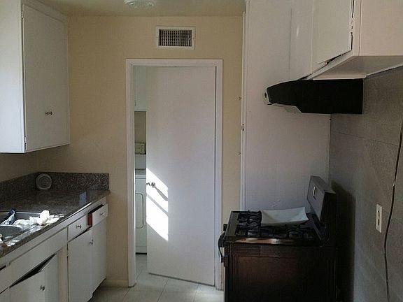 Kitchen + Laundry room Ent