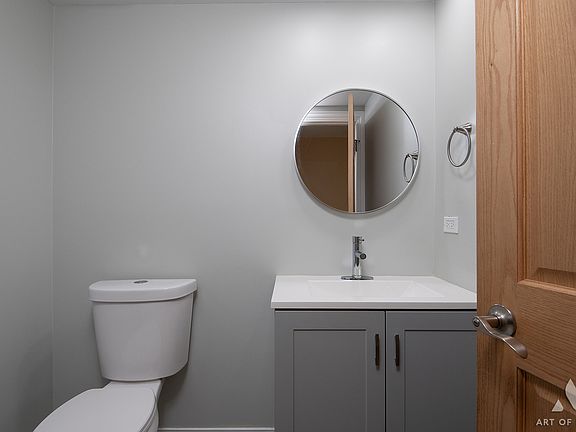 3rd image of 735 Yorkshire Ln