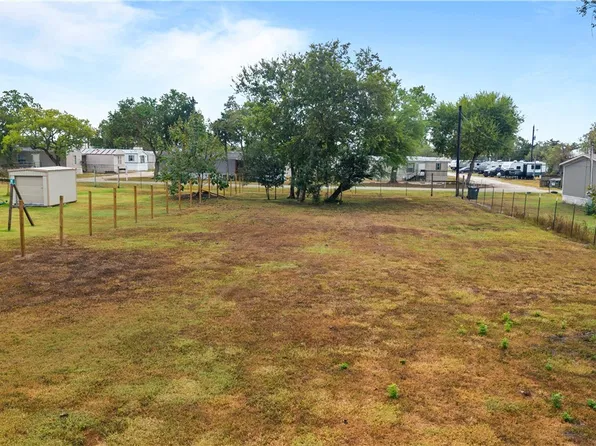 W Cedar St, Edna, TX 77957
