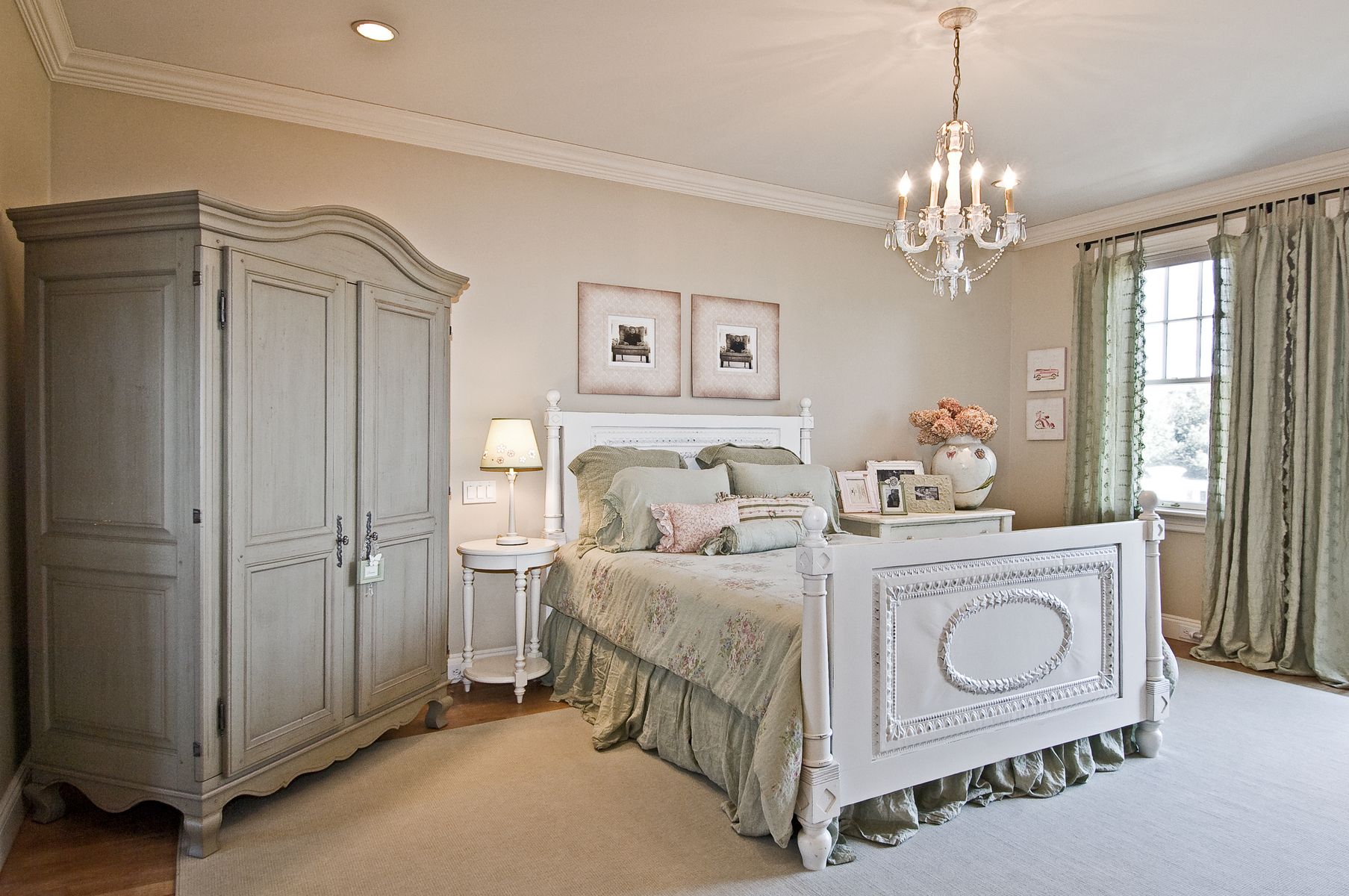 24 Basket Neck Ln, Remsenburg, NY 11960 Out East