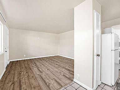 5th image of 523 Walker Dr Unit 11