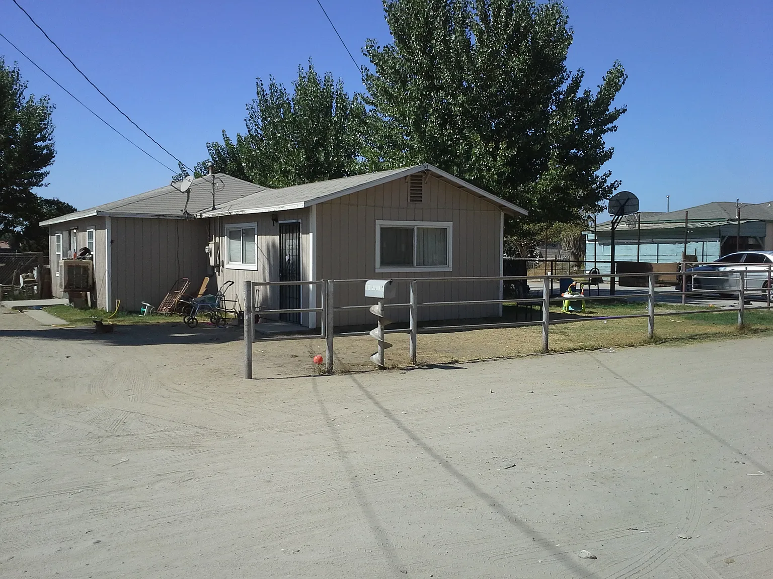 1686 E Foster Dr APT B photo 1