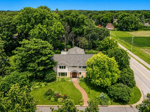 14 Mid Oaks Rd, Roseville, MN 55113
