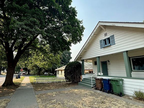 3rd image of 1520 W 11th Ave