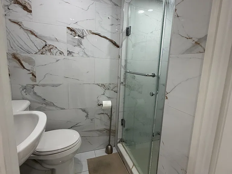 21A Lambton Ave #BASEMENT — Photo 11