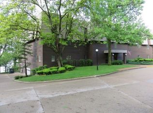 877 E Lake Shore Dr, Decatur, IL 62521