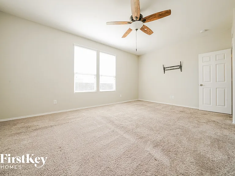 713 Jonius Creek Dr — Photo 6