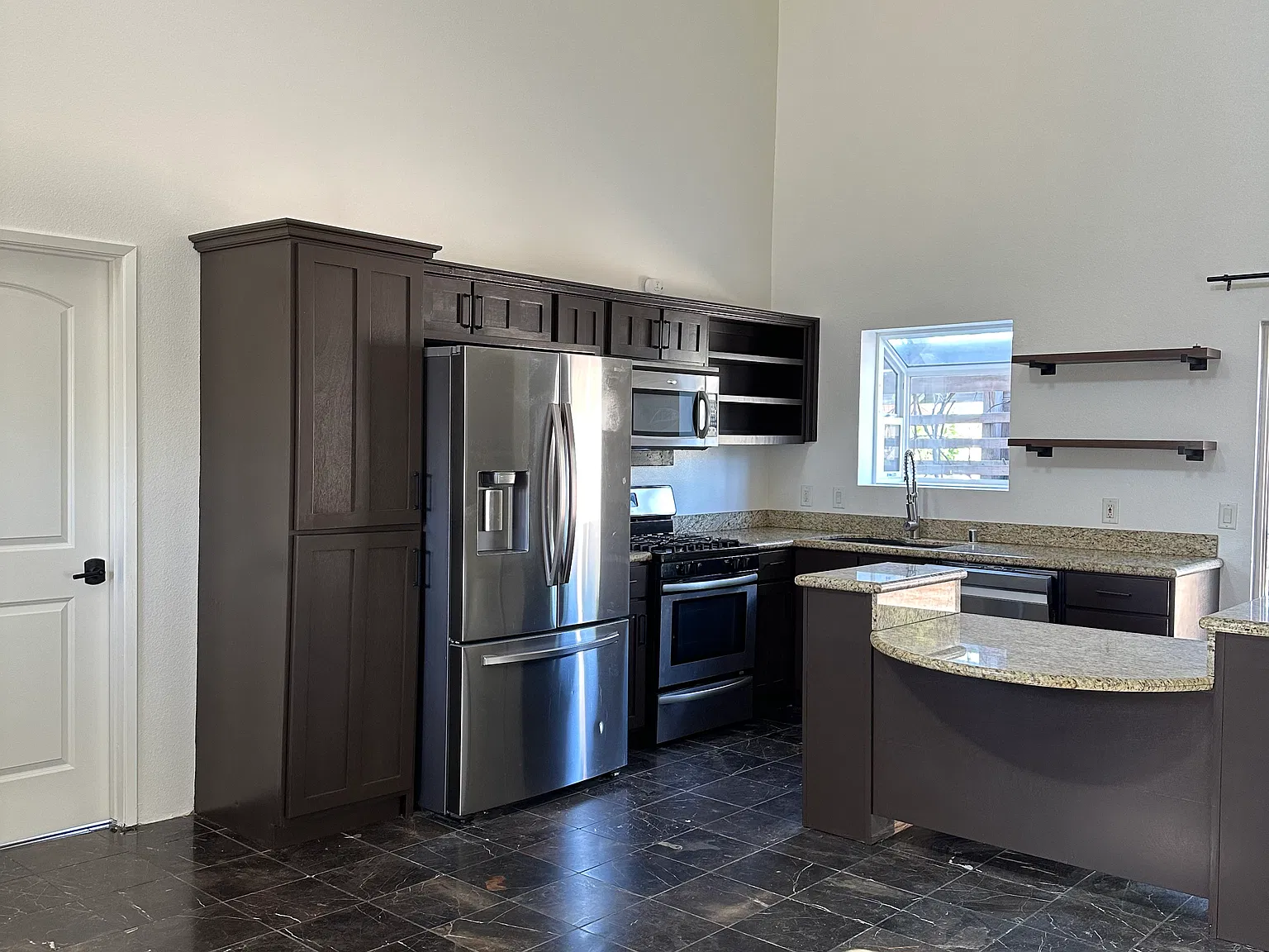 2 bed, 850 sqft, $3,500 — Photo 3
