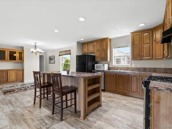 11195 Treemont Ct, South Lyon, MI 48178