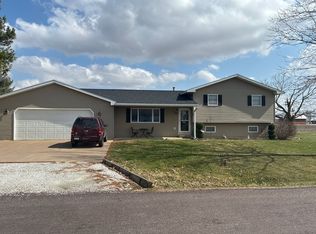 300 4th St, Carthage, IL 62321