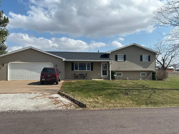 300 4th St, Carthage, IL 62321