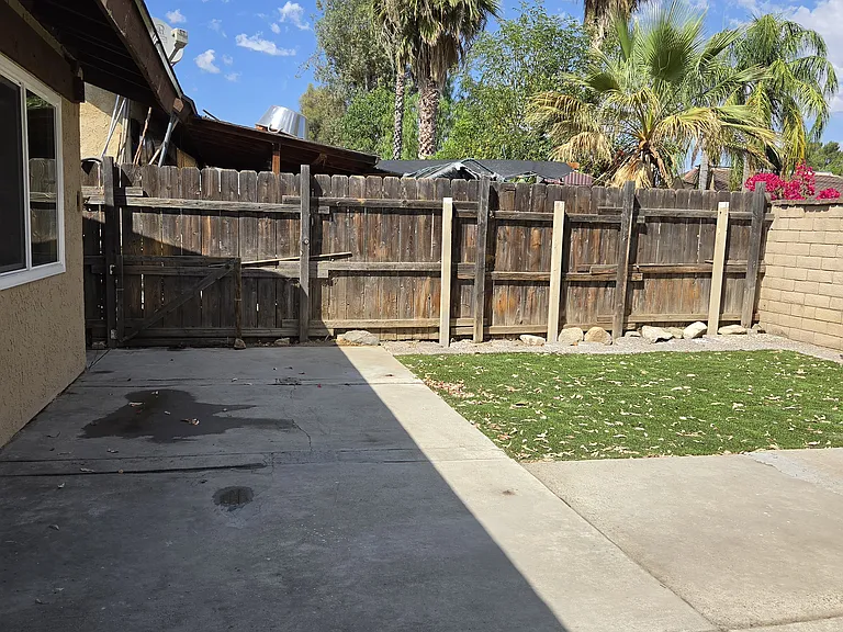 892 Robin Dr — Photo 17