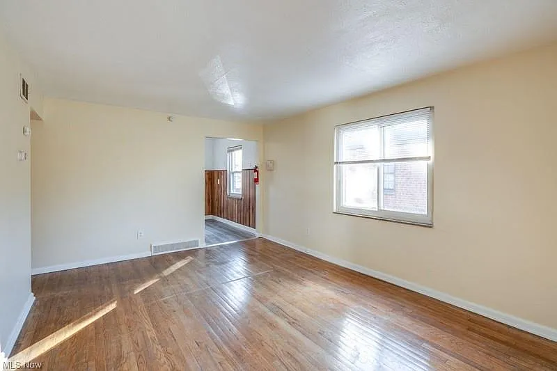 Building Photo - 275 E 200th St #2