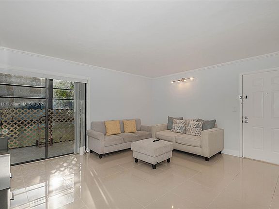 5th image of 829 NE 199th St APT 102