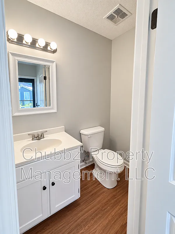 3 bed, 2.5 bath, 1742 sqft, $2,200 — Photo 2