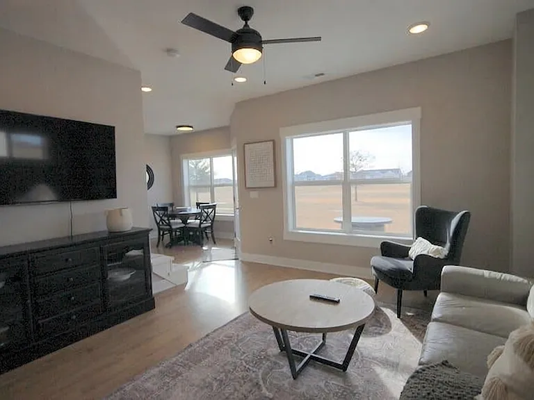 1208 S Linn St — Photo 7