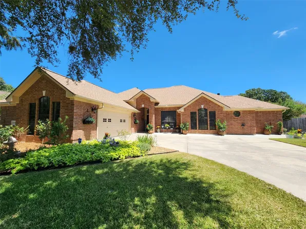 104 Portulaca St, Lake Jackson, TX 77566