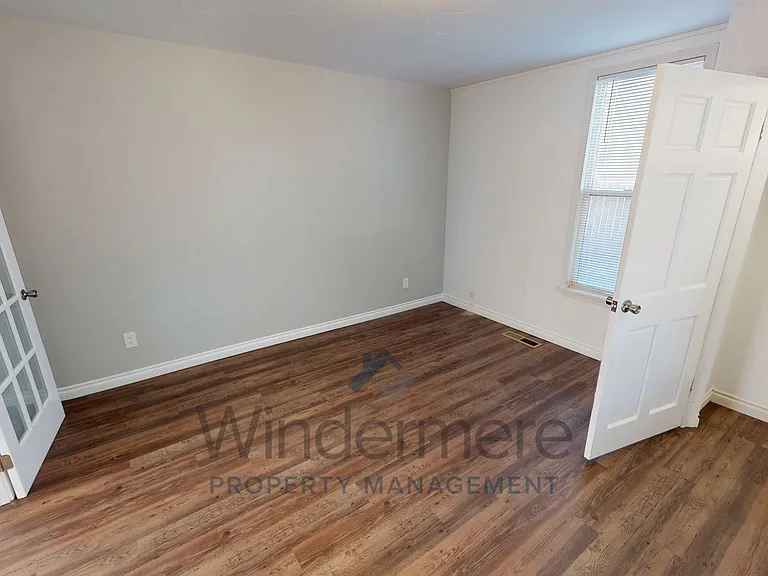 430 E Oak St — Photo 3