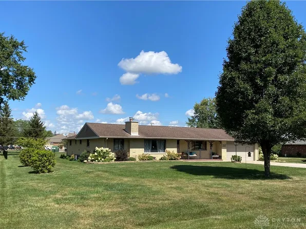 365 Floral Acres Dr, Tipp City, OH 45371