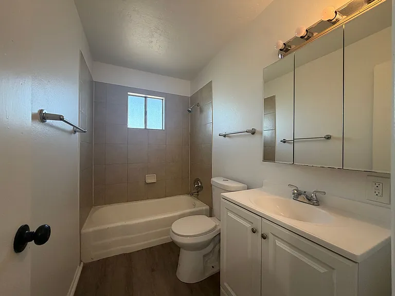 901 E Claremont St — Photo 8