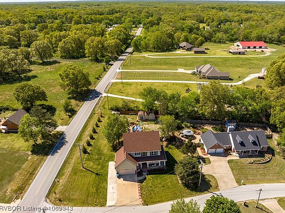 4th image of 10 Roberts Dr