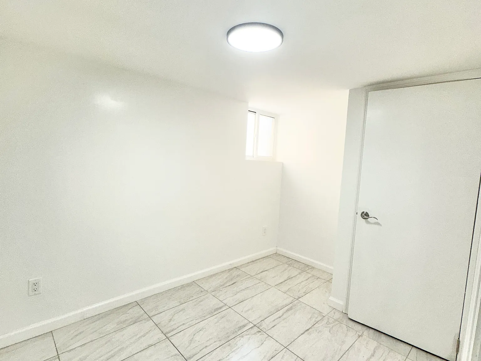 3 bed, 900 sqft, $2,400 — Photo 3