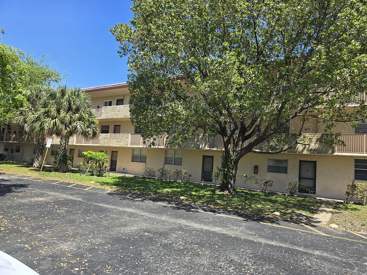 Building Photo - 3900 NW 76th Ave #107