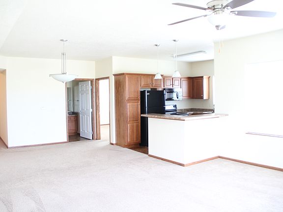 3rd image of 600 E Hillcrest #210