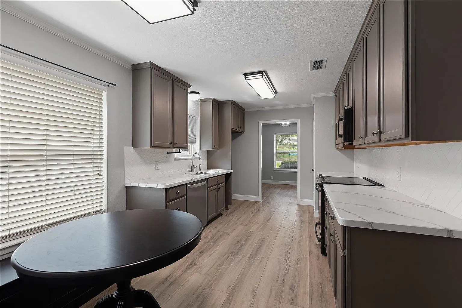 4 bed, 2328 sqft, $2,200 — Photo 3