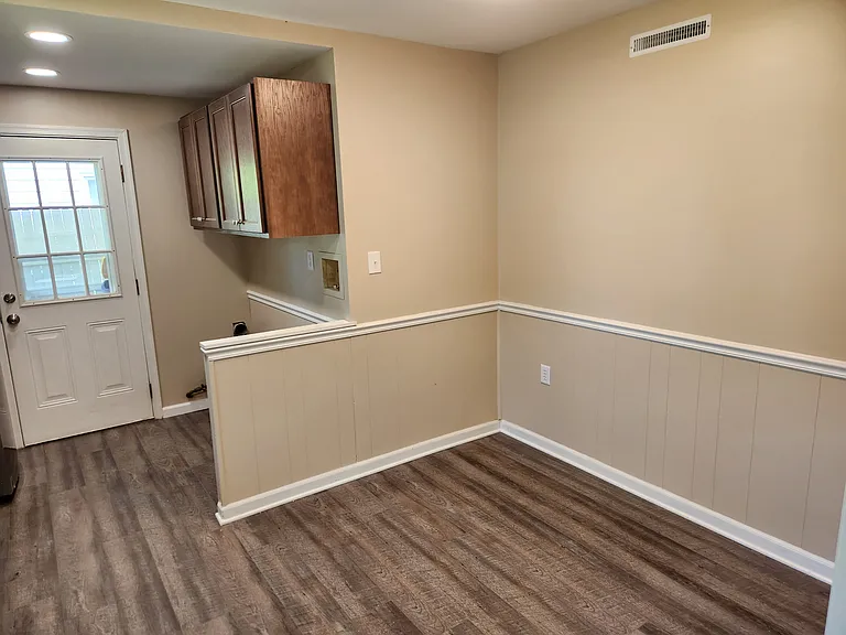 4085 Seneca Ave — Photo 4