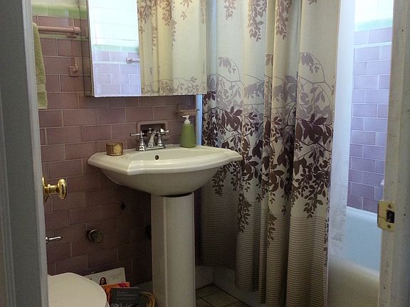 Bathroom with beautiful contrast tiling