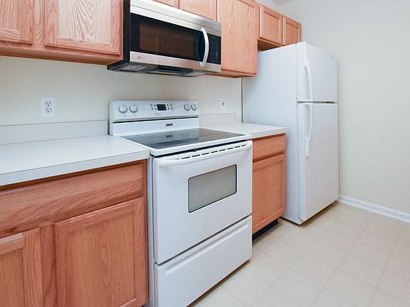 3rd image of 2720 S Knightsbridge Cir
