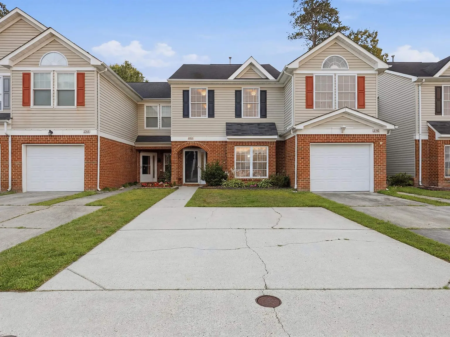 2347 Charing Cross Rd — Photo 3