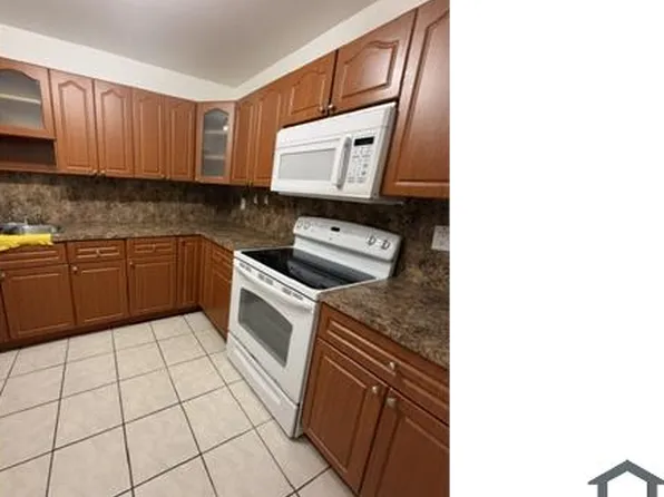 6930 Miami Gardens Dr, Hialeah, FL