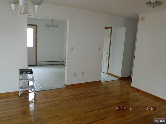 3rd image of 2162 Mackay Ave #A