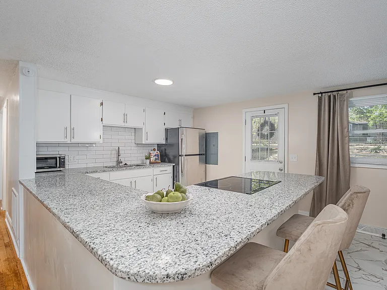 210 Adkins Cir — Photo 6