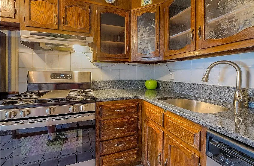 3 bed, 1.5 bath, 1152 sqft, $2,100 — Photo 3
